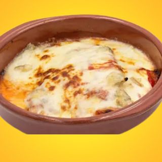 Milanesa con tomate y patatas fritas