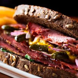 Bocadillo de Pastrami + patatas fritas.