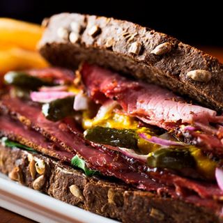 Bocadillo de Pastrami + patatas fritas.