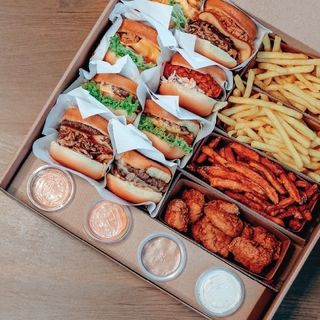 SUPER COMBO EmpaBurguer 3 Empanadas a elegir + 3 Crispy Burguer + 1 Durum de pollo crujiente + 3 raciones de patatas 