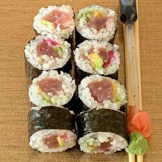Maki 16 Atún Aguacate y Cebola roja