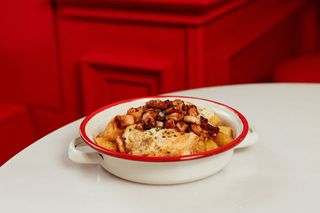 Huevo Frito Con Papas Y Pulpo Al Ajillo