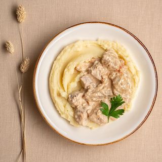 Тушкована свининка з пюрешкою