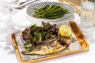 Dorada roşie la grătar, mix salată si lămâie