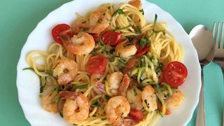 Paste cu creveti dovlecel si rosii