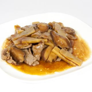 Manzo con bambù e funghi