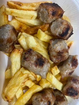 Сръбски кебапчета с пържени картофи и лютеница