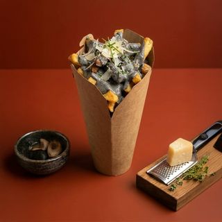 Patatas Belgas + Salsa Alioli Negro (20 Cl.) 
