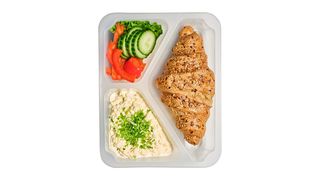 Croissant z pastą jajeczną i warzywami