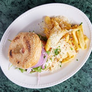 Bagel with cream cheese, smoked salmon, rocket salad & french fries