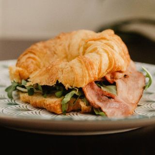 Croissant con Bacon completo,tomate ,rucula y Huevo Revuelto