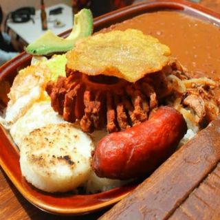Bandeja Paisa Chicharrón Ternera Encebollado