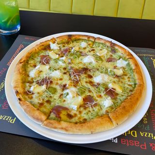 Pizza Pesto Quattro Formaggi con prosciutto cotto al forno