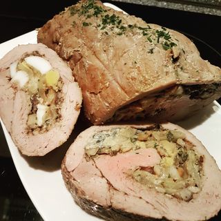 Polędwica wieprzowa faszerowana szparagiem z kluskami śląskimi i bukietem warzyw