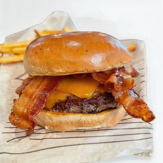 TOP AMERICAN BACON CHEESE BURGER