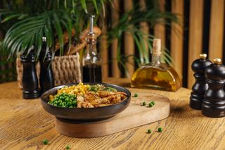 პოკე ტკბილ - ცხარე ქათმით და ბრინჯით