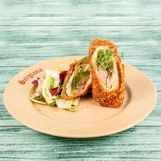 Şniţel de pui umplut cu şuncă, ciuperci şi caşcaval