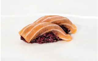 655 Nigiri black sake riso venere con salmone