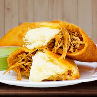 Empanada De Mechada Y Queso Amarillo