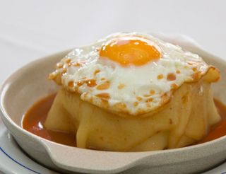 Francesinha com Ovo