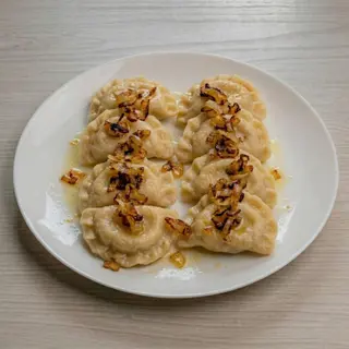Pierogi z mięsem podawane z cebulką 10 szt.