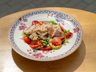 Салат з індичкою та овочами гриль з медово-гірчичним соусом