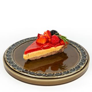 Tarta z białą czekoladą i truskawką