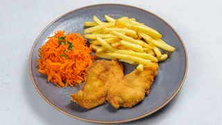 Zupa pomidorowa, panierowane polędwiczki z kurczaka (2 szt) frytki/ziemniaki, surówka (300 ml, 200 g,50 g,50 g)