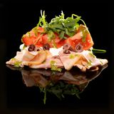 Салата с фермерски а с фермерски катък, розов домат и пушено кото (350г)