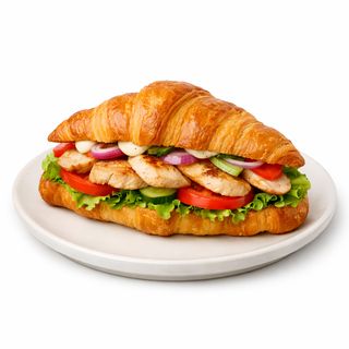 Croissant De Pollo Y Ensalada