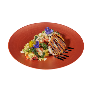 САЛАТА СЪС ЗАПЕЧЕНО КОЗЕ СИРЕНЕ И ЯГОДИ