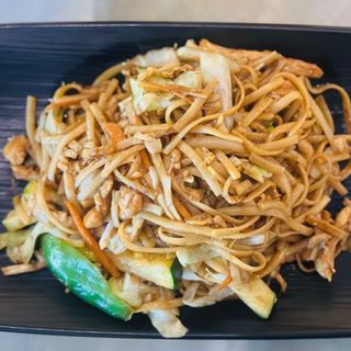 Tallarines fritos con pollo