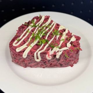 Буряковий салат з майонезом та часником