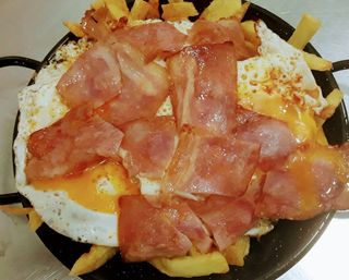 2 Huevos Rotos Con Bacon