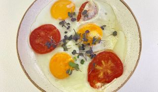 Яичница с помидорами 