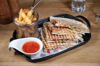 Quesadilla de pui (mediu-picant)