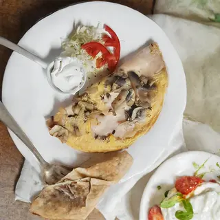 Omlet sa suhim mesom, gljivama i sirom