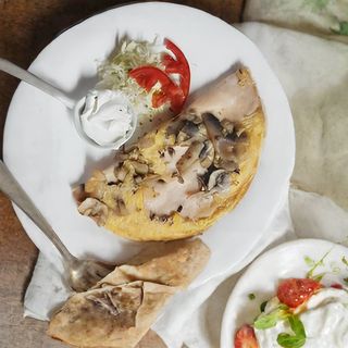 Omlet sa suhim mesom, gljivama i sirom