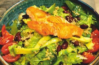 Салата със сьомга на плоча (350г)