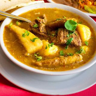 Sancocho, arroz ,ensalada y arepa