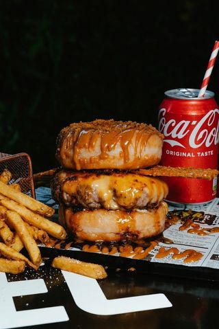 Combo Hamburguesa La Dulzona Con Bebida Y Patatas