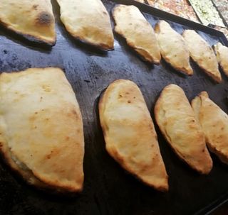 Calzone con prosciutto cotto, mozzarella e funghi