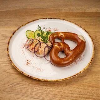 Precel z pastą z sera camembert