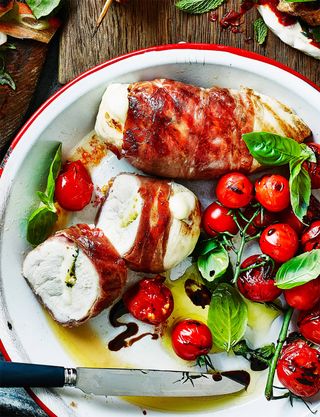 Kurczak w szynce wędzonej faszerowany pomidorkami