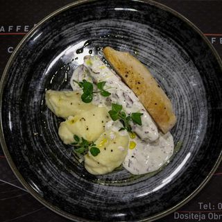 Pileći file u sos od pršute i praziluka