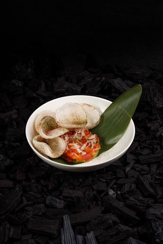 Tartar de somon și ton cu cremă de avocado și icre roșii
