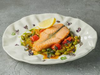 Стейк лосося зі спаржею, едамаме, чері та цукіні під пікантним соусом