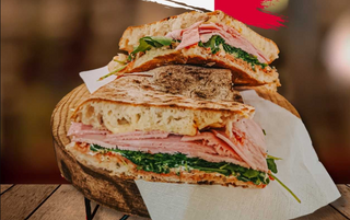 Panino cu prosciutto cotto si mozzarella la cuptor