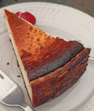 Sernik baskijski z masłem orzechowym 