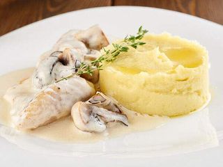 Судак в сливочном соусе с картофельным пюре